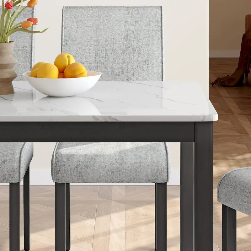 Set da pranzo Corvus Fowey da 5 pezzi, tavolo in MDF con adesivo in marmo e 4 sedie imbottite
