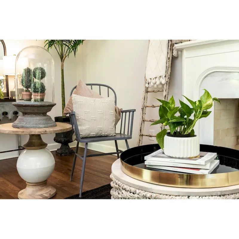 Tavolo rotondo con piedistallo in legno di mango e metallo,