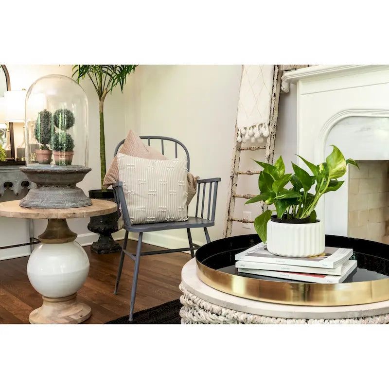 Tavolo rotondo con piedistallo in legno di mango e metallo,