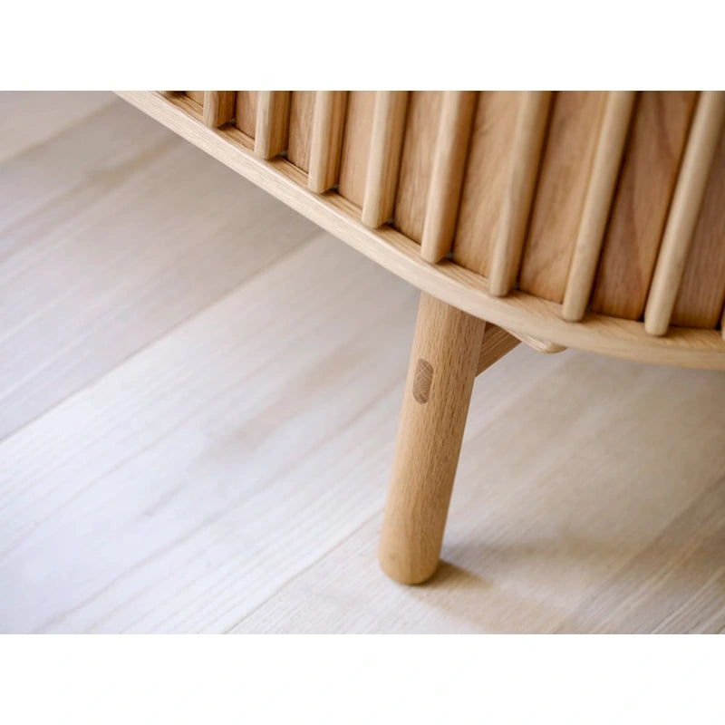 Mobile TV basso con ante scorrevoli arrotondate in stile Mid-Century Modern di Rye Studio, 63 W, naturale - 18 W x 63 L x 19 H