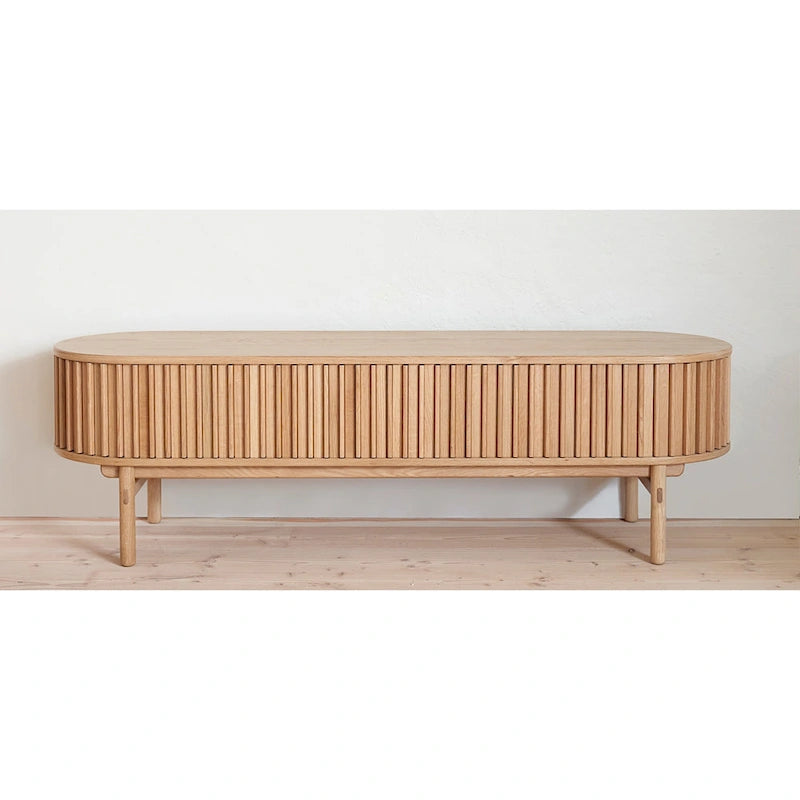 Mobile TV basso con ante scorrevoli arrotondate in stile Mid-Century Modern di Rye Studio, 63 W, naturale - 18 W x 63 L x 19 H