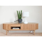 Mobile TV basso con ante scorrevoli arrotondate in stile Mid-Century Modern di Rye Studio, 63 W, naturale - 18 W x 63 L x 19 H