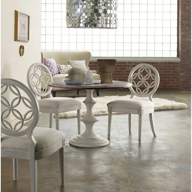 Tavolo da pranzo rotondo in stile shabby chic Brynlee da 42 pollici di Hooker Furniture
