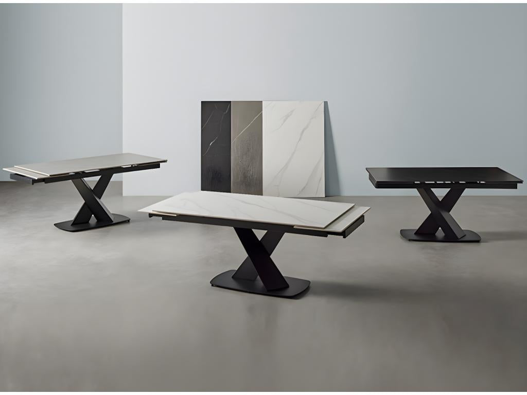 Tavolo in metallo grigio, 220 x 260 x 180 cm